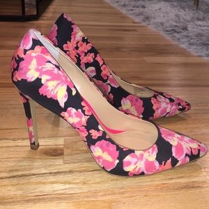 Floral point toe pump